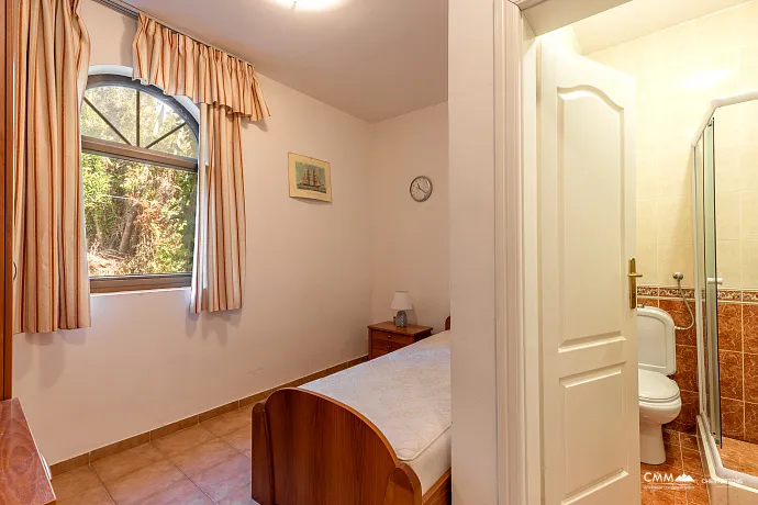 Gemütliche Wohnung in Bigovo direkt am Meer — mit Terrasse und Meerblick