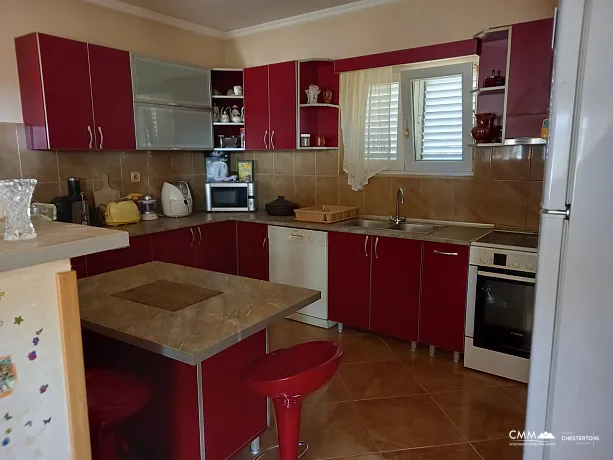 Drei -Story -geräumiges Haus in Tivat