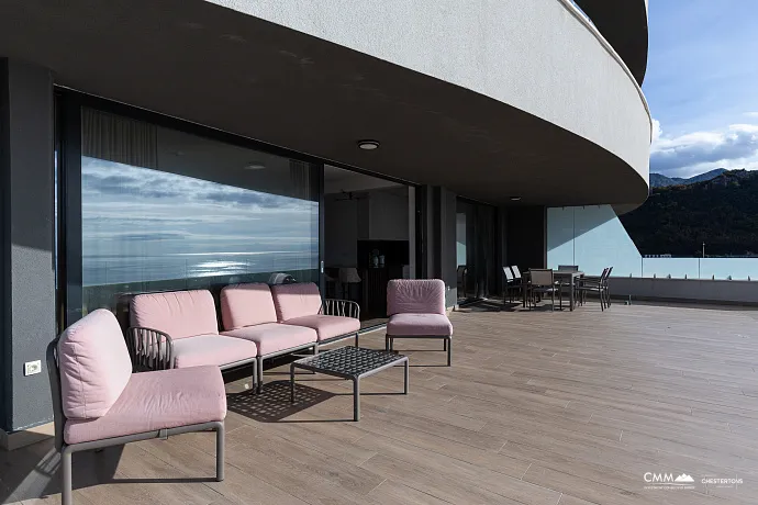 Geniş teraslı, tamamen eşyalı lüks bir daire.