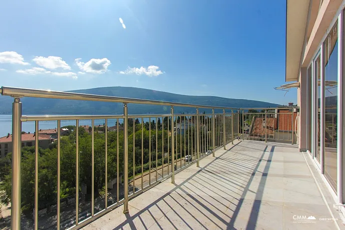 Apartments mit drei Schlafzimmern und Meerblick in Herceg Novi, Baosici