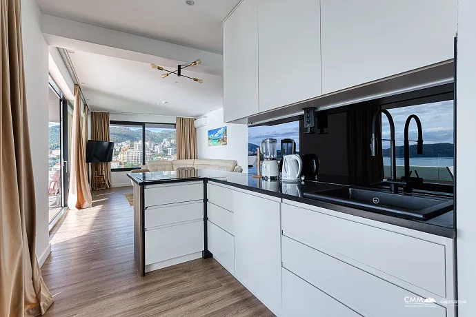 Geniş teraslı, tamamen eşyalı lüks bir daire.