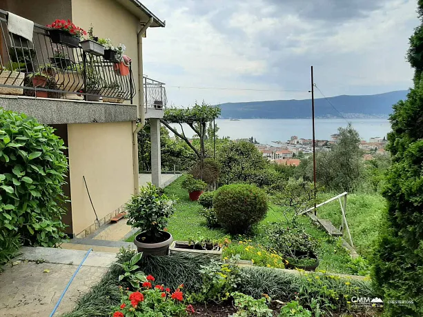 Haus mit herrlicher Aussicht in Tivat zu verkaufen