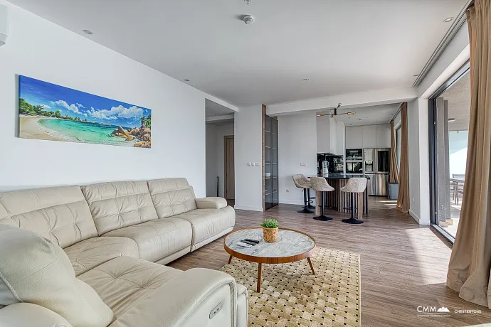 Geniş teraslı, tamamen eşyalı lüks bir daire.