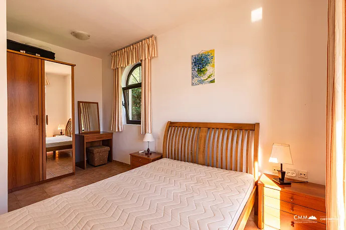 Gemütliche Wohnung in Bigovo direkt am Meer — mit Terrasse und Meerblick