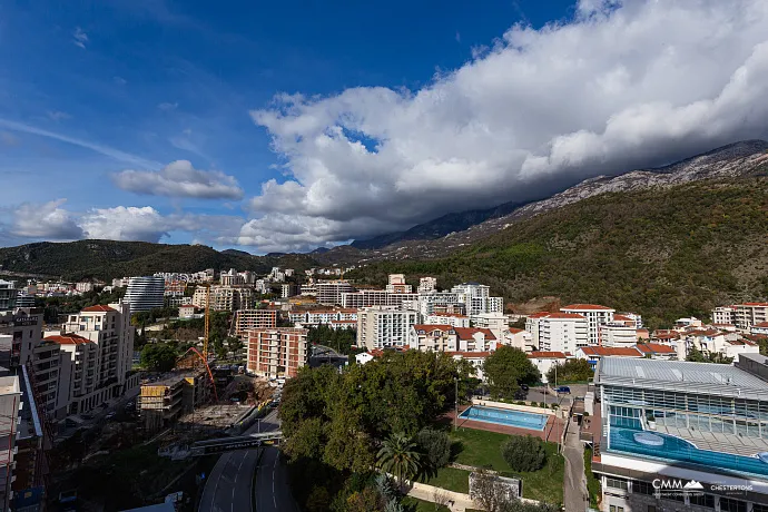 Geniş teraslı, tamamen eşyalı lüks bir daire.