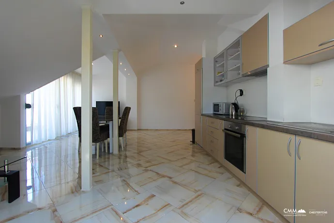 Zum Verkauf steht eine geräumige Wohnung in Budva mit Blick auf die Stadt
