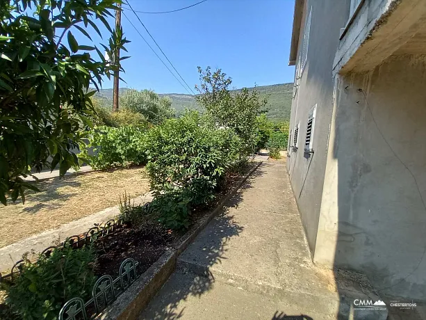 Drei -Story -geräumiges Haus in Tivat