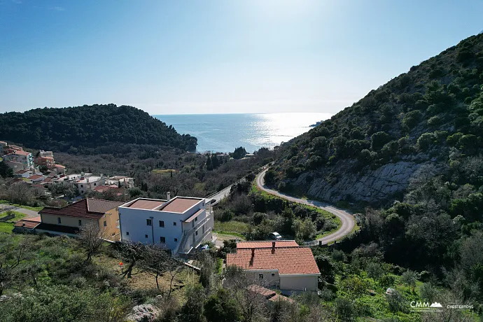 Investitionsgrundstück mit genehmigtem Projekt und gebautem Fundament in Petrovac mit Meerblick