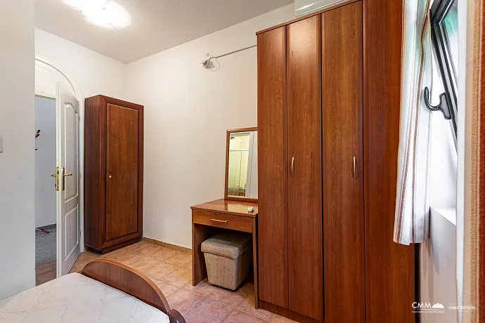 Gemütliche Wohnung in Bigovo direkt am Meer — mit Terrasse und Meerblick