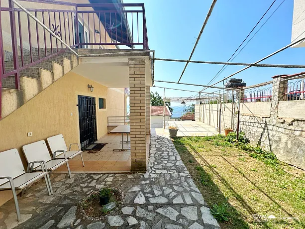 Dreistöckiges Haus mit Meerblick in Zagradje