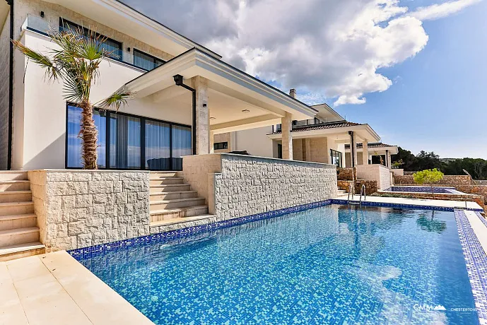 Villa mit Pool in der ersten Reihe in der Nähe von Bar