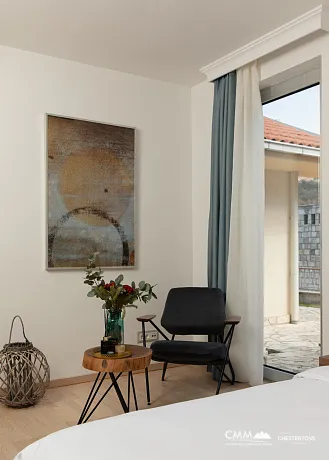 Ein Komplex aus modernen Villen mit schöner Aussicht