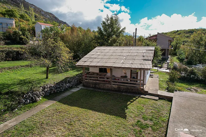 Urbanisiertes Grundstück mit Meerblick und eigener Wasserquelle – Lapčići, 1.000 m²