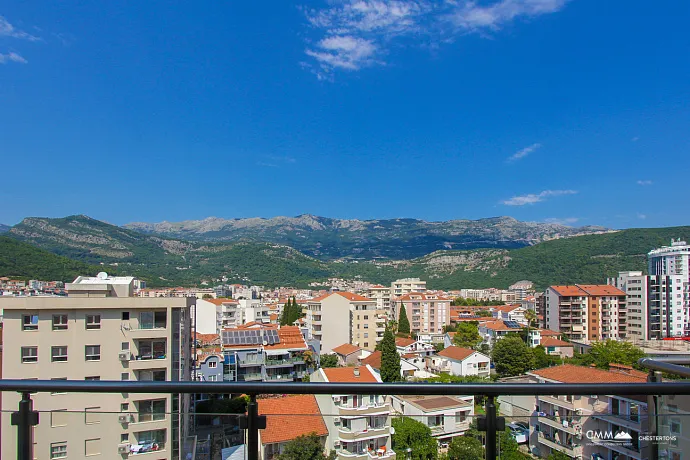 Zum Verkauf steht eine geräumige Wohnung in Budva mit Blick auf die Stadt