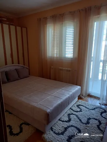 Drei -Story -geräumiges Haus in Tivat