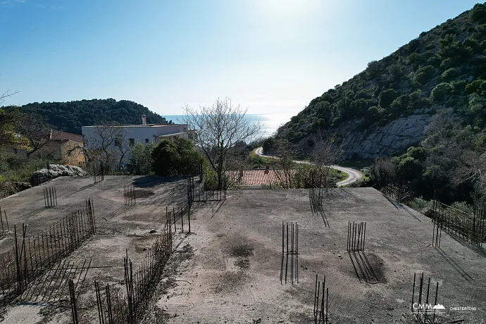 Investitionsgrundstück mit genehmigtem Projekt und gebautem Fundament in Petrovac mit Meerblick