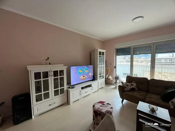 Zu verkaufen ist eine Wohnung mit zwei Schlafzimmern in Kotor in der Nähe des Meeres
