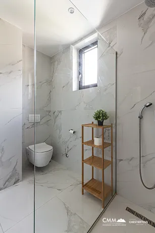 Geniş teraslı, tamamen eşyalı lüks bir daire.