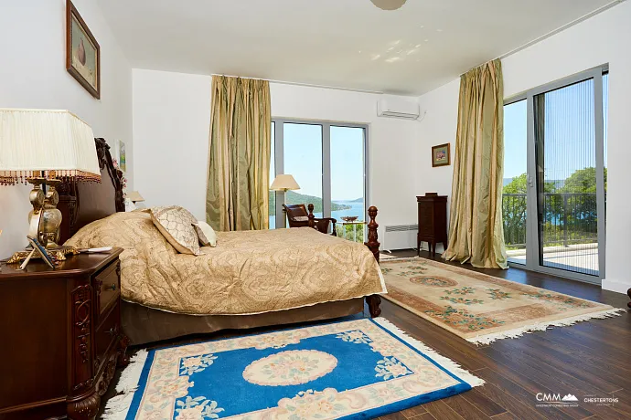 Geräumiges Haus in Kumbor mit einer Gesamtfläche von 335 m²