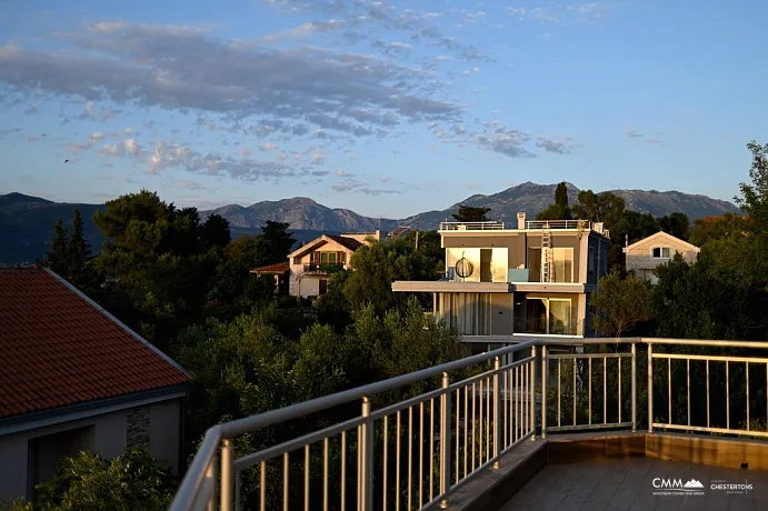 Villa in einer geschlossenen Anlage mit Panoramablick auf das Meer