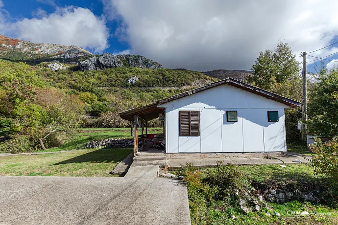 Urbanisiertes Grundstück mit Meerblick und eigener Wasserquelle – Lapčići, 1.000 m²