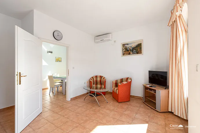 Gemütliche Wohnung in Bigovo direkt am Meer — mit Terrasse und Meerblick