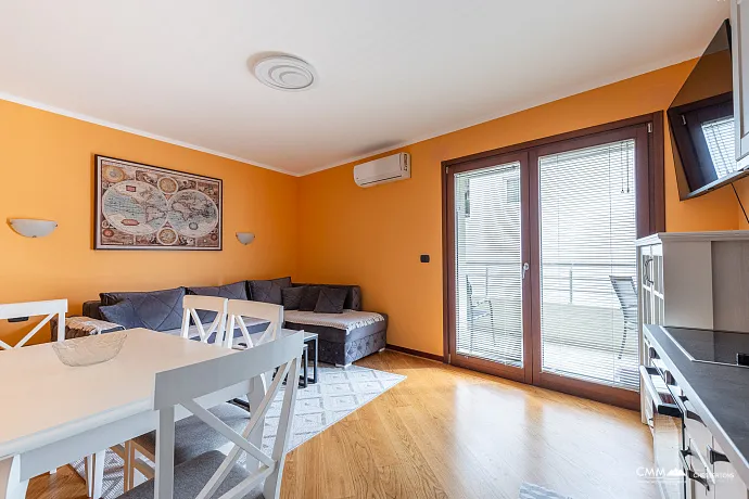 6752 Zwei Wohnungen je 57 m² in Rafailovići, erste Reihe