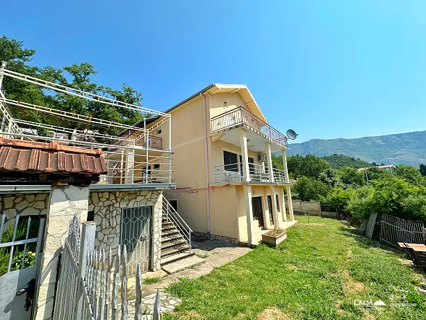 Dreistöckiges Haus mit Meerblick in Zagradje