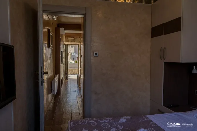 Zwei Häuser mit einem Restaurant in der ersten Reihe