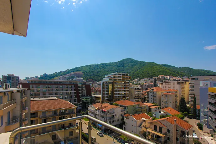 Zum Verkauf steht eine geräumige Wohnung in Budva mit Blick auf die Stadt