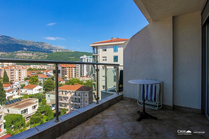 Zum Verkauf steht eine geräumige Wohnung in Budva mit Blick auf die Stadt