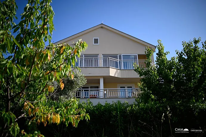 Villa in einer geschlossenen Anlage mit Panoramablick auf das Meer