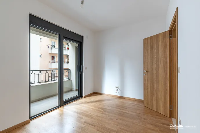 Wohnung mit 42 m² und Parkplatz im Zentrum von Budva in einem neuen Gebäude