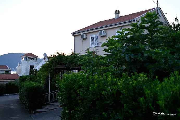 Villa in einer geschlossenen Anlage mit Panoramablick auf das Meer