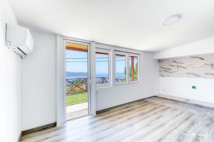 Zweifamilienhaus mit traumhaftem Blick auf die Adria. Perfekt für Eigennutzung oder als Kapitalanlage.