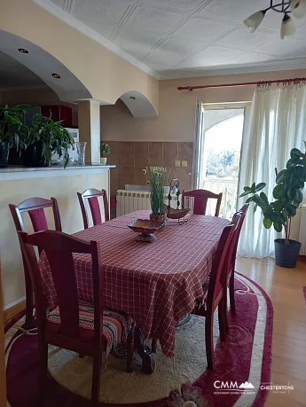 Drei -Story -geräumiges Haus in Tivat