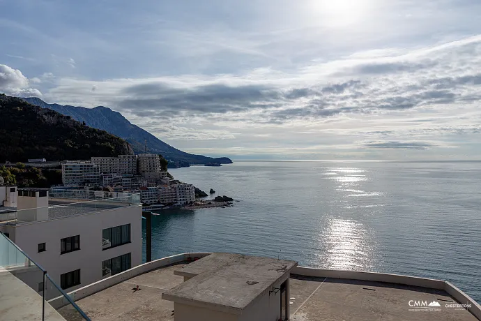 Geniş teraslı, tamamen eşyalı lüks bir daire.