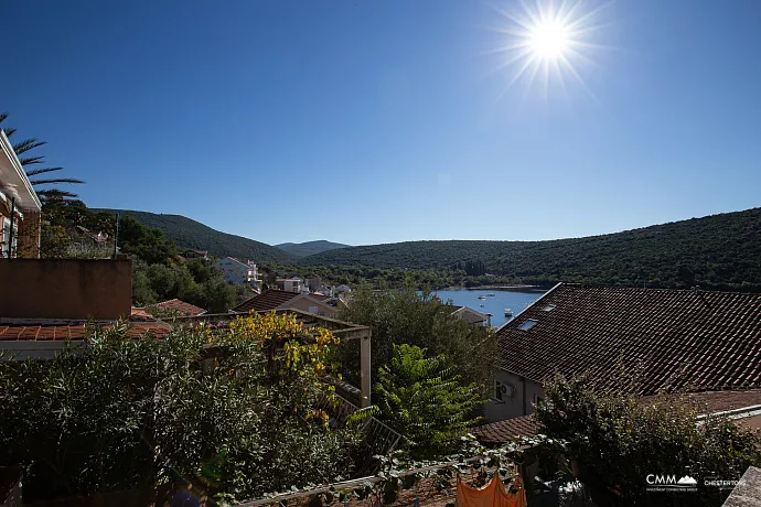 Gemütliche Wohnung in Bigovo direkt am Meer — mit Terrasse und Meerblick