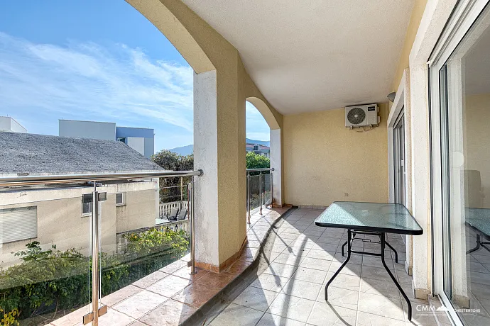 GERÄUMIGE, VOLL MÖBLIERTE WOHNUNG IN BUDVA MIT GARAGE UND TESLA-LADEGERÄT