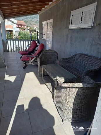 Drei -Story -geräumiges Haus in Tivat