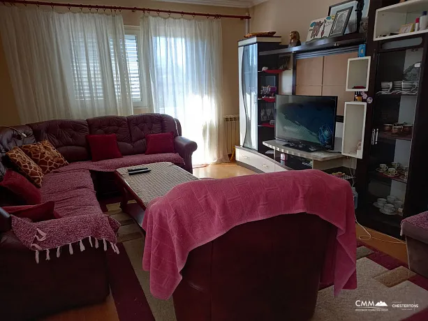 Drei -Story -geräumiges Haus in Tivat