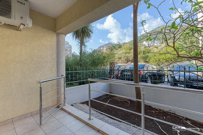 GERÄUMIGE, VOLL MÖBLIERTE WOHNUNG IN BUDVA MIT GARAGE UND TESLA-LADEGERÄT