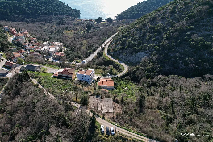 Investitionsgrundstück mit genehmigtem Projekt und gebautem Fundament in Petrovac mit Meerblick