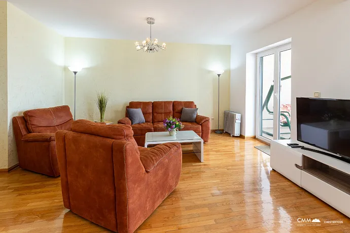 Geräumige Duplex-Wohnung mit Meerblick in Sveti Stefan