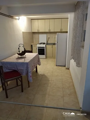 Drei -Story -geräumiges Haus in Tivat