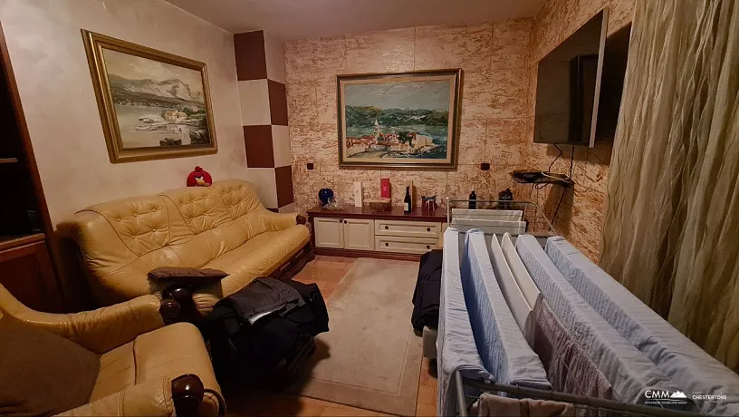 Haus in einer ruhigen Gegend von Budva mit Blick auf das Meer.