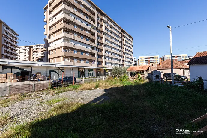 Büro- und Handelszentrum in der Endphase auf einem 652 m² großen Grundstück im Zentrum von Podgorica