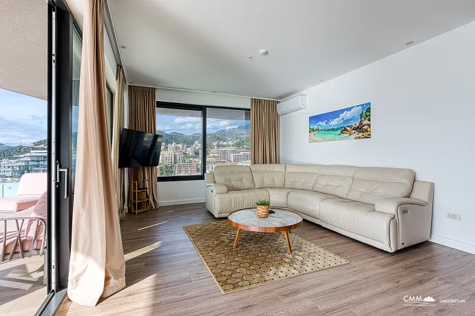 Geniş teraslı, tamamen eşyalı lüks bir daire.