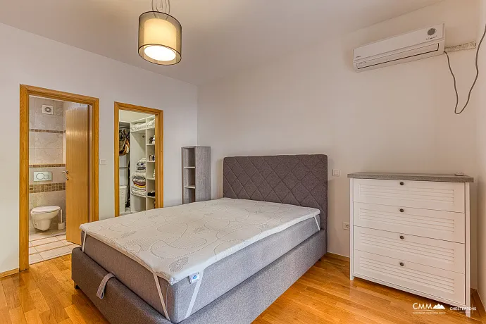 GERÄUMIGE, VOLL MÖBLIERTE WOHNUNG IN BUDVA MIT GARAGE UND TESLA-LADEGERÄT