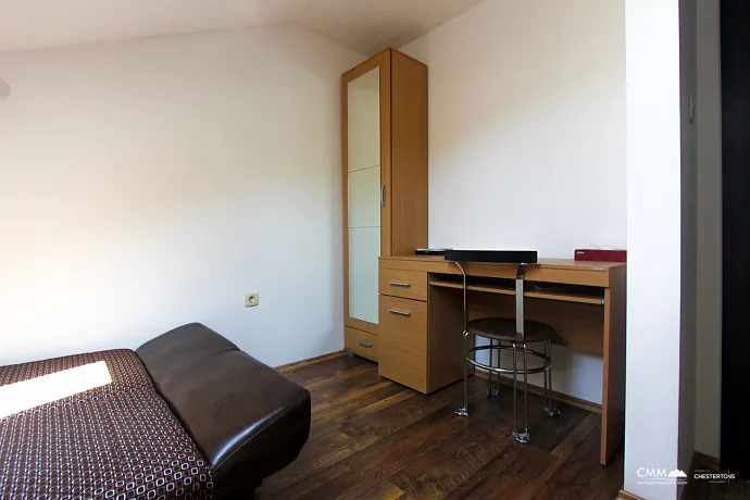 Zum Verkauf steht eine geräumige Wohnung in Budva mit Blick auf die Stadt